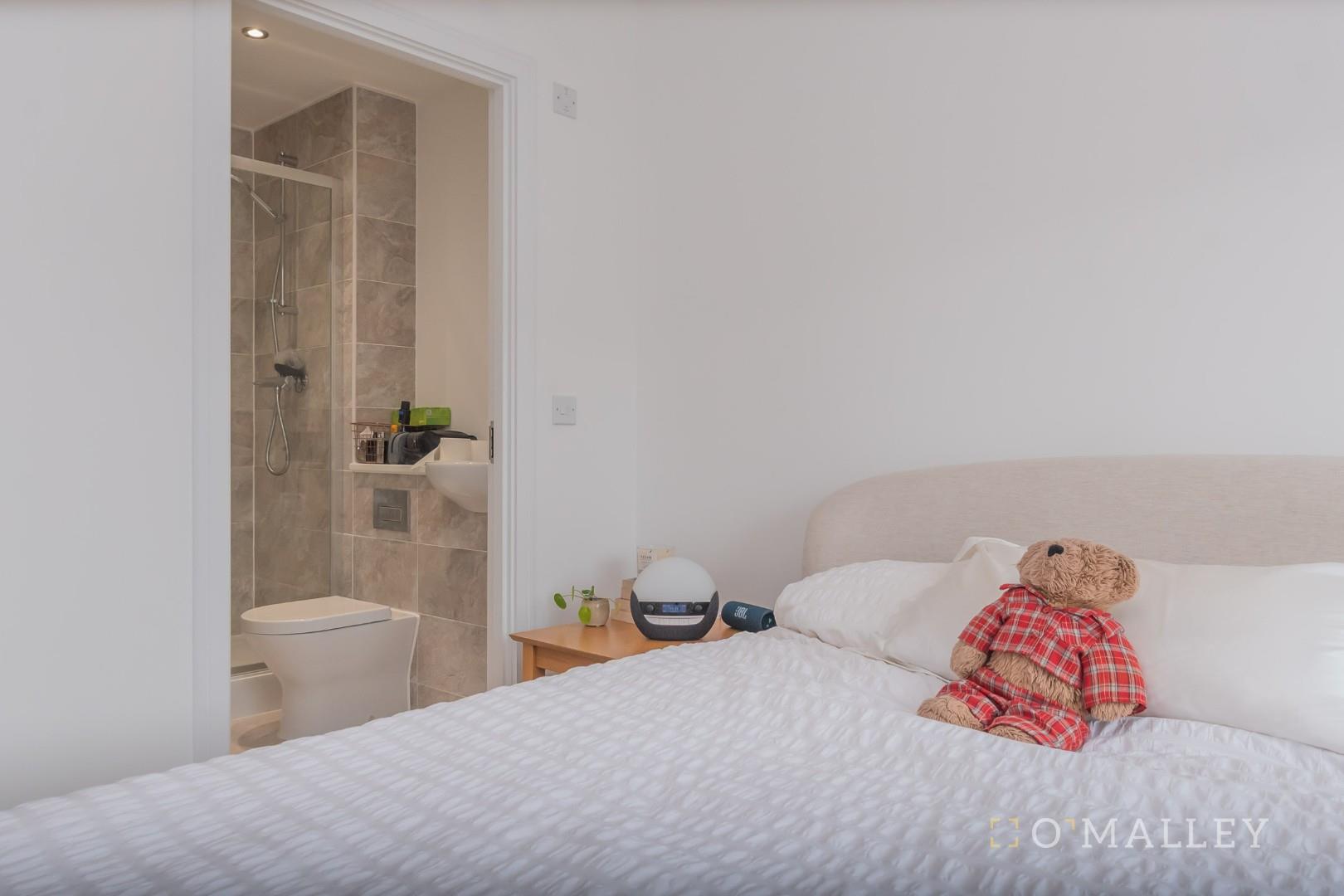 21. Bedroom 1 4.jpg